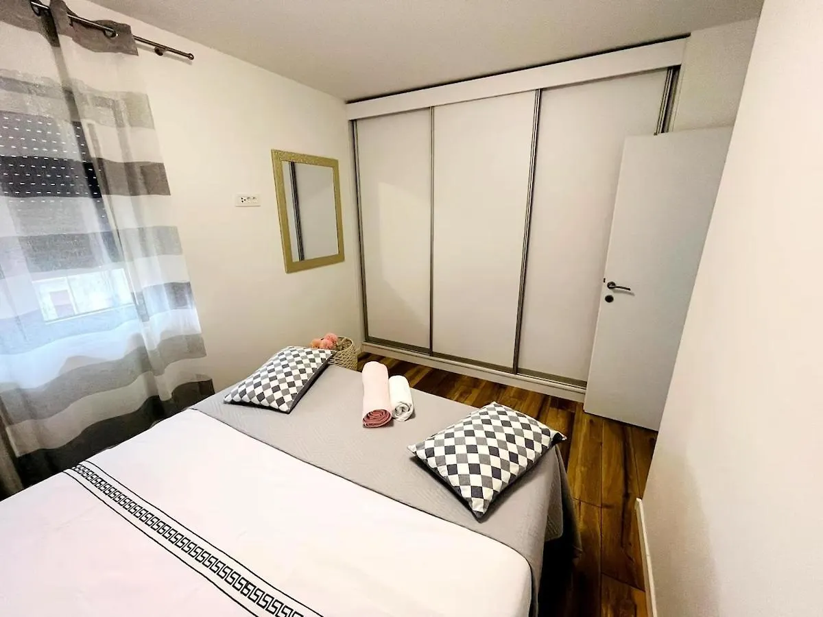 Modern Apartment Near Trogir Center, Free Parking